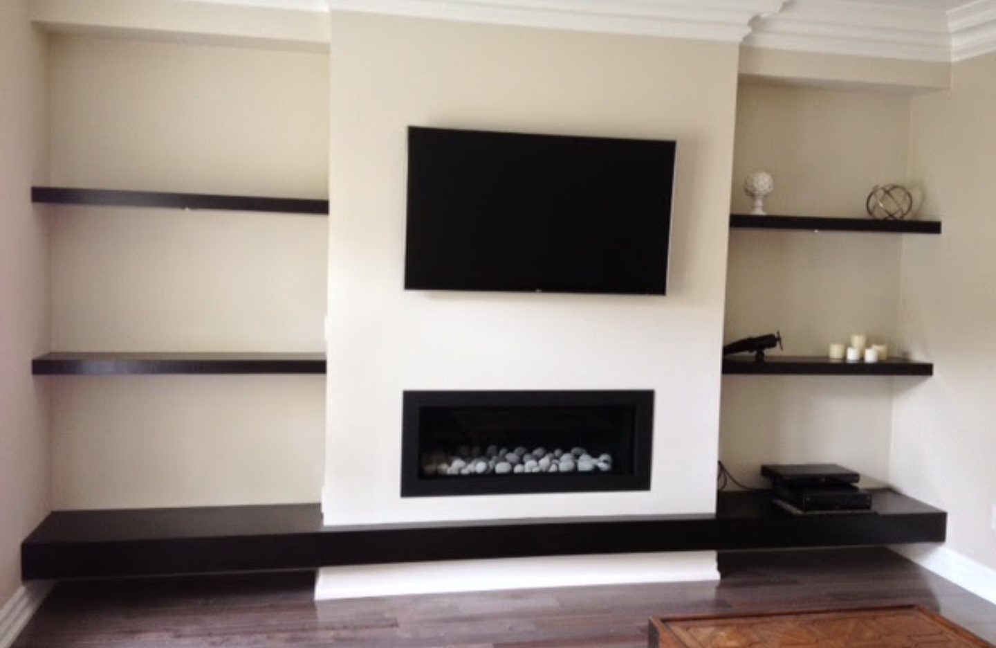 A living room with a tv mounted on the wall.